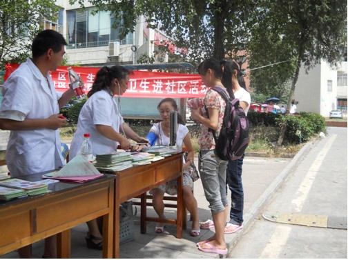 溪北社区卫生服务中心医务人员为师生测量血压